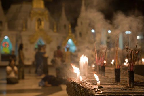 การเวียนเทียนในวันเข้าพรรษาเป็นการแสดงความเคารพต่อพระพุทธเจ้า โดยถือดอกไม้ ธูป เทียน และเดินเวียนรอบปูชนียสถานในทิศทางขวา ซึ่งมีความหมายถึงการแสดงออกถึงการนอบน้อมและเชื่อมโยงกับศาสนาอย่างแท้จริง การทำเช่นนี้จะช่วยเสริมสร้างจิตใจและนำความสงบมาสู่ผู้ที่เข้าร่วมในพิธีนี้