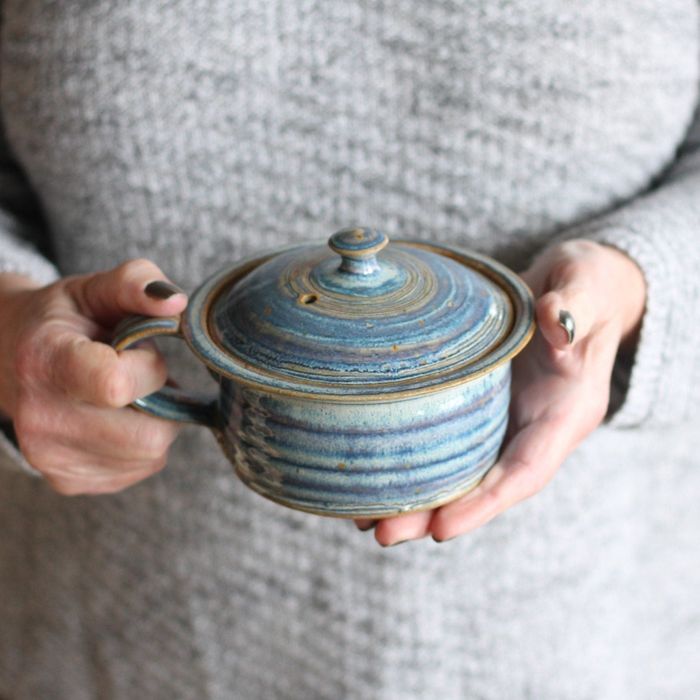 A model showcasing a rustic blue small pot-shaped cooker.