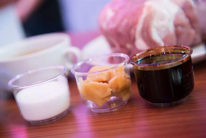 แม่ปิ่น - เจ้าสมุทร ครีเอทเมนูที่ทำง่ายแต่อร่อยมาก! สลัดหมูห่มนมสด