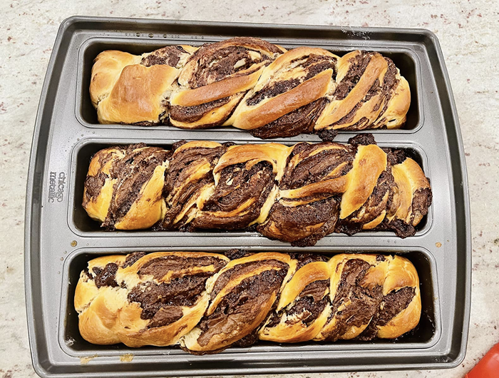 An image from a reviewer showcasing a pan with babka baked inside.