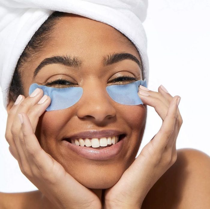 A person wearing the vitamin C under eye masks.