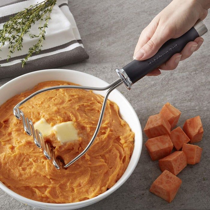 A model using the masher to prepare mashed potatoes