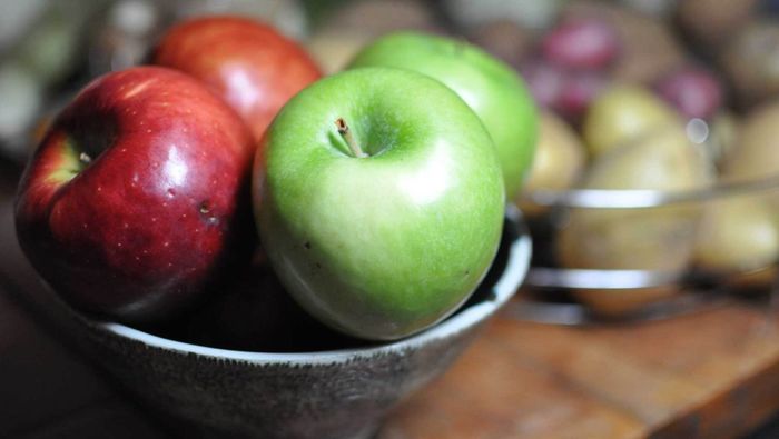 Prepare apples for making applesauce