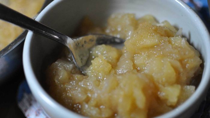 The applesauce is complete and ready to serve.