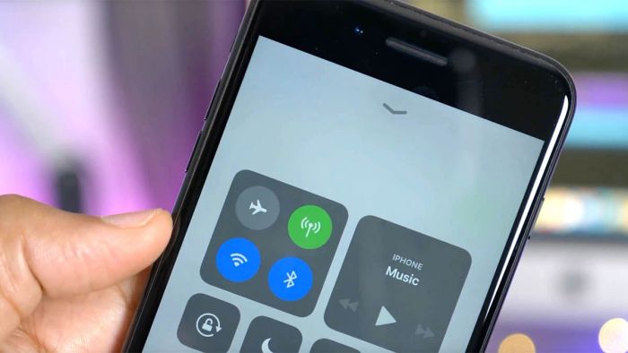 Vì sao iPhone tự bật WiFi và Bluetooth?