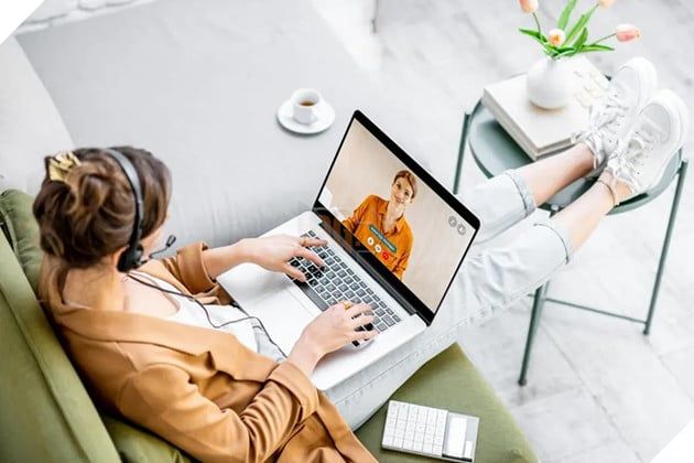 Năm 2100, khi làm việc tại nhà đã trở thành một phần không thể thiếu trong cuộc sống công việc hằng ngày.