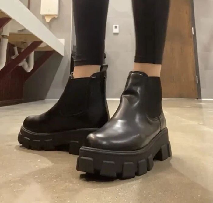Another reviewer sporting the black boots
