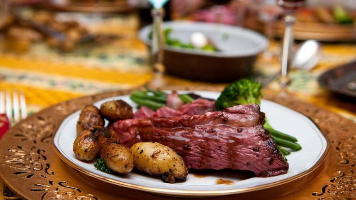 A hearty plate of roast beef, potatoes, and broccoli, served and ready to enjoy.