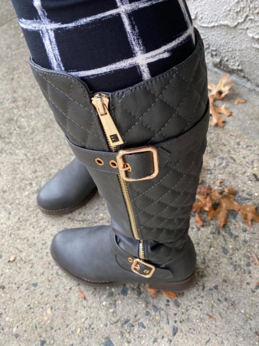 Another reviewer showcasing the black boots.