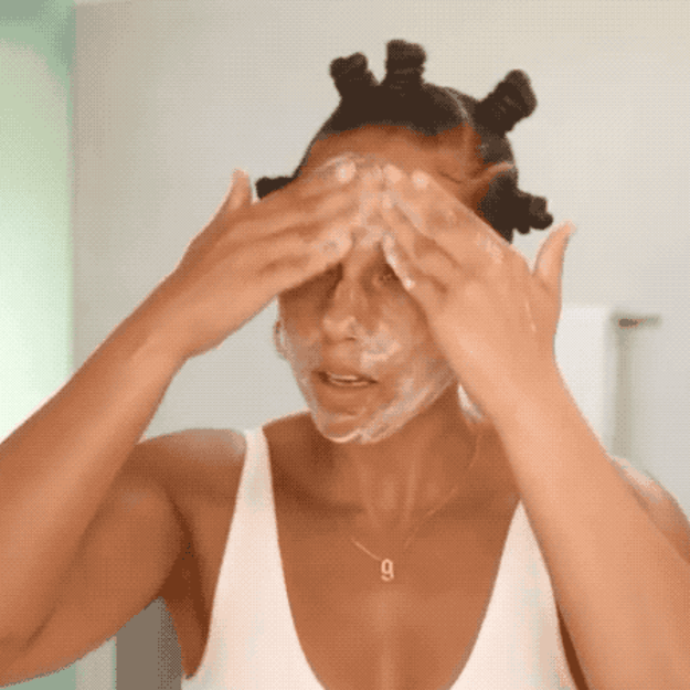 Alicia Keys using the exfoliator on her skin.