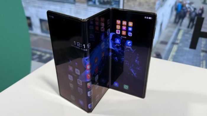 Huawei Mate XT gập 3