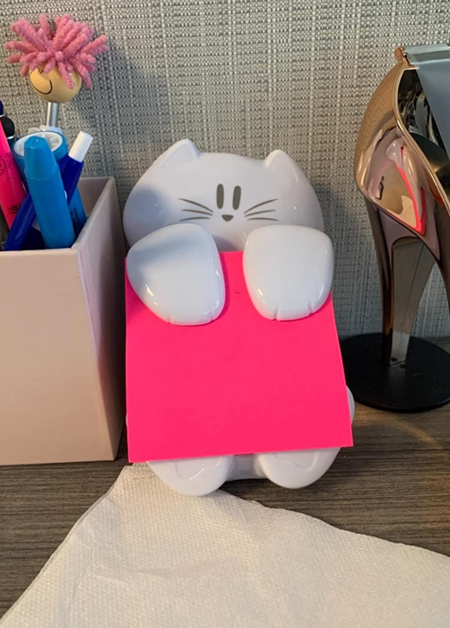 The white cat-shaped sticky note dispenser