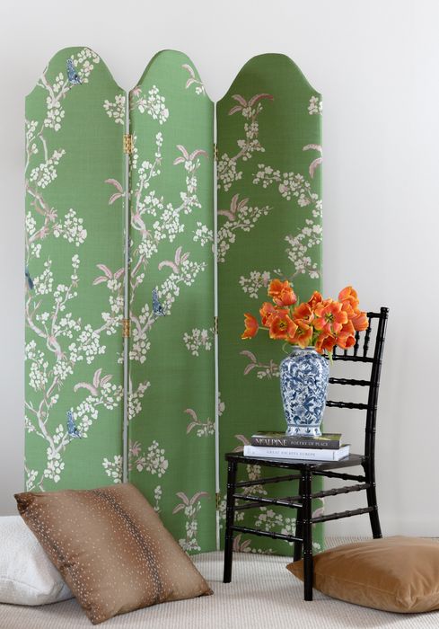 a scalloped screen featuring a green floral pattern
