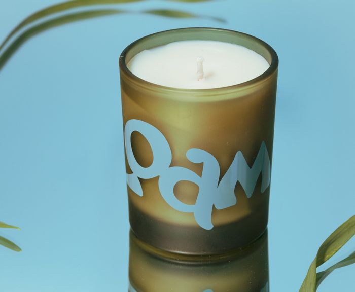 A fragrant candle with a soothing and fresh scent.