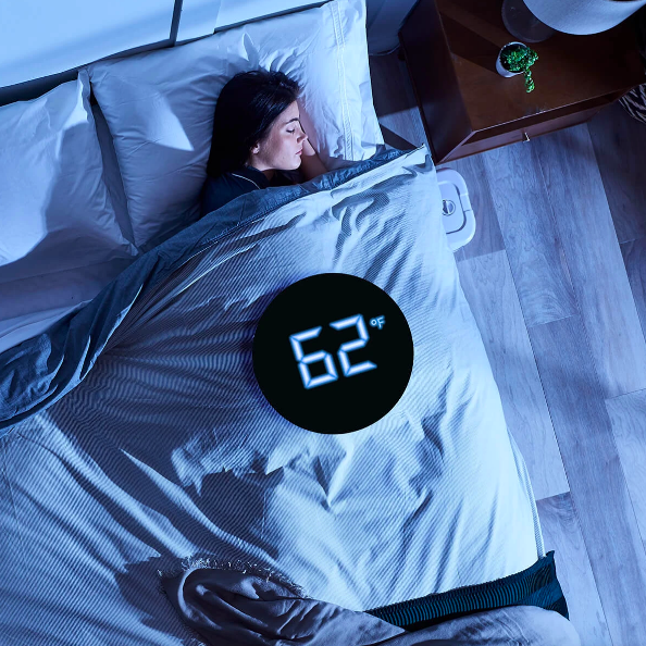 A person resting in bed with the ChiliSleep system placed beside the bed, along with a graphic showing the bed temperature set at 62 degrees