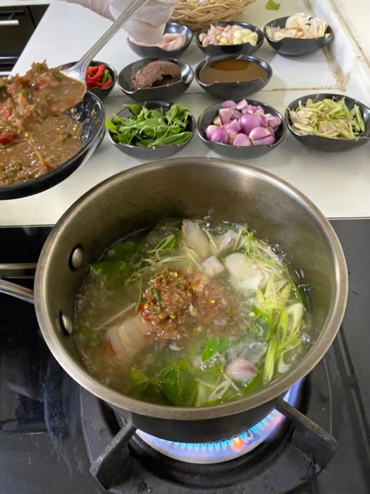 “แกงหมูรัญจวน” เมนูท้องถิ่นรสเลิศ จากร้าน Elephante’ Coffee