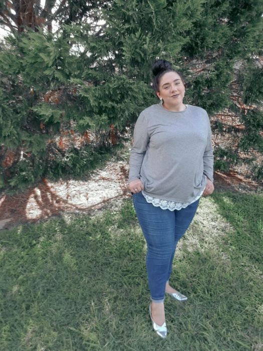 reviewer modeling the gray top with white trim