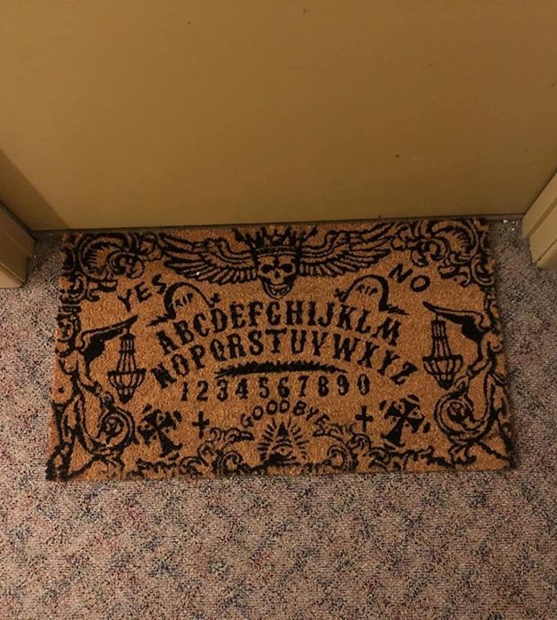 Reviewer’s mat placed on the floor outside their apartment door