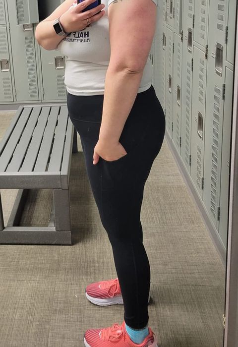 side view of the same style leggings in black on another reviewer, showcasing the pockets