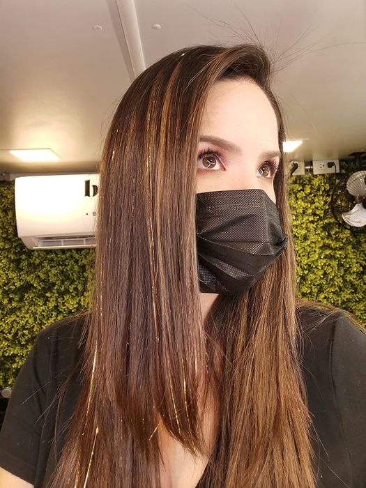 A reviewer sporting gold tinsel in their hair.