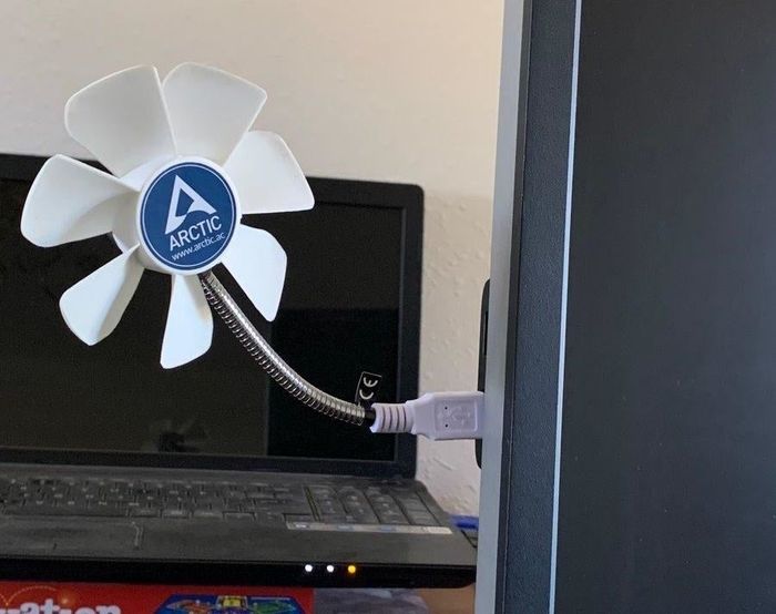 Reviewer's USB fan connected to a monitor