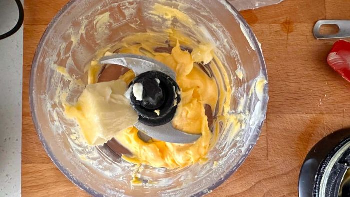 Small food processor preparing hollandaise sauce.