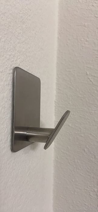 A photograph of the angled silver hook taken by a reviewer.