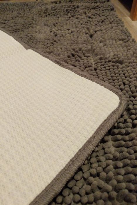 Reviewer photo showcasing the underside of a gray bath mat