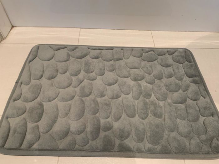 A close-up image of a bath mat taken by a reviewer.