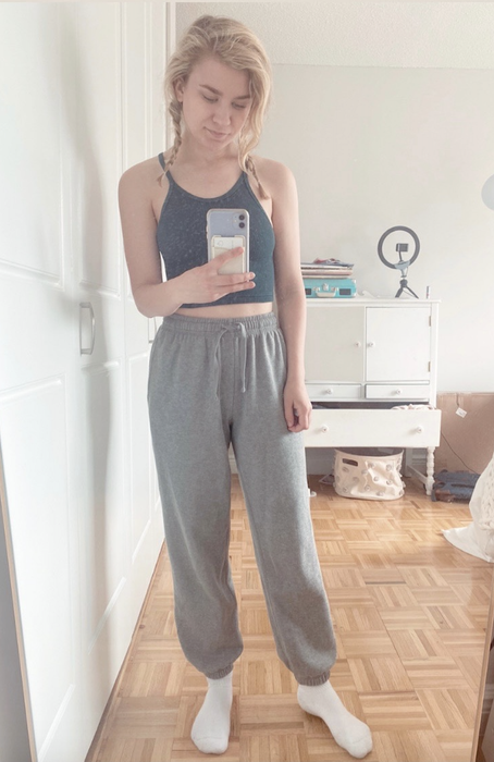 Mytour editor in gray high-waisted sweatpants with an elastic drawstring waist and cinched ankles