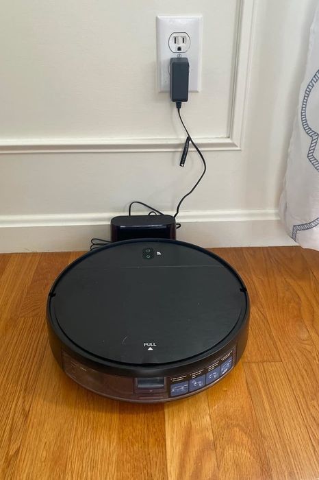 A black vacuum reviewed by a user.