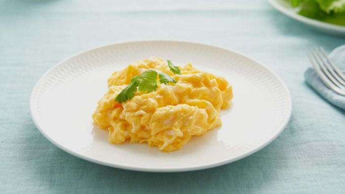 Salting scrambled eggs before cooking is a debated topic. Some prefer salting them after they start cooking, while others salt them at the table. But for eggs that melt in your mouth and are tender, the best practice is to add salt before they even hit the pan.
