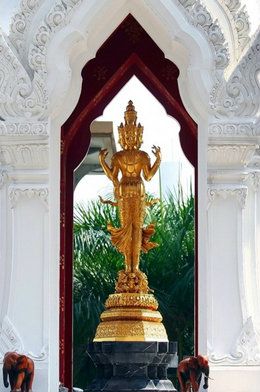 พระตรีมูรติเป็นเทพเจ้าผู้ทรงอำนาจและสำคัญในศาสนาพราหมณ์ ซึ่งประกอบด้วยองค์พระพรหม, พระนารายณ์, และพระอิศวร เป็นที่เคารพบูชาในด้านการเสริมสร้าง, ปกป้อง, และทำลาย สัญลักษณ์ของความสมบูรณ์ในเทพแห่งการสร้างและการบำรุงรักษาจักรวาล