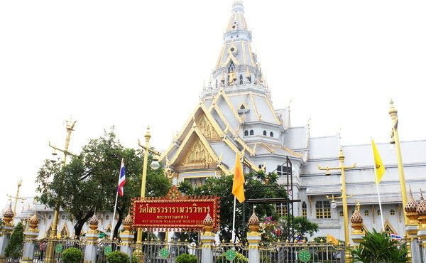 วัดโสธรวรารามวรวิหารเป็นวัดสำคัญที่ตั้งอยู่ในจังหวัดฉะเชิงเทรา และเป็นที่ประดิษฐานของหลวงพ่อโสธร ซึ่งเป็นพระพุทธรูปที่ได้รับความเคารพจากชาวบ้านในพื้นที่