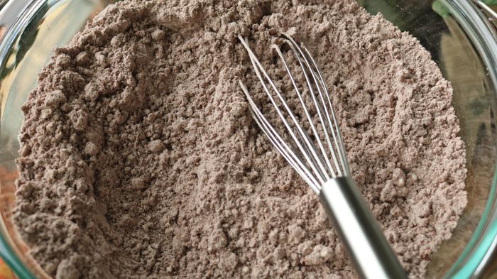 Whisk the chocolate powder in a bowl until well mixed