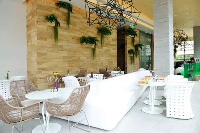 Bistro ที่เสิร์ฟมื้อเช้า มื้อกลางวัน และมื้อเย็น ด้วยแนวคิดจากชื่อร้านที่ย่อมาจาก B = มื้อเช้า, L = มื้อกลางวัน, D = มื้อเย็น