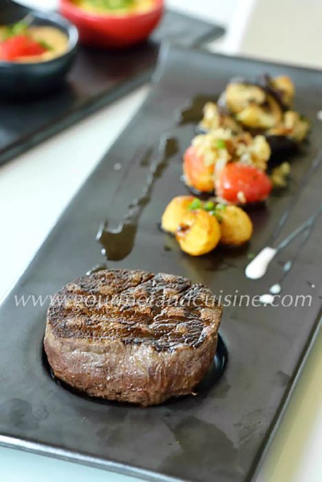Bistro ที่เสิร์ฟมื้อเช้า มื้อกลางวัน และมื้อเย็น โดยย่อจาก B = มื้อเช้า, L = มื้อกลางวัน, D = มื้อเย็น