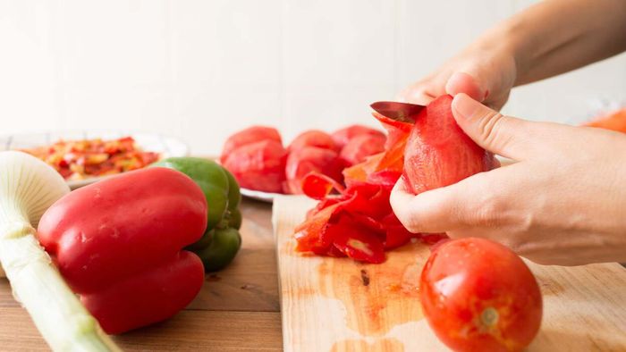Quickly Peel Tomatoes Using a Gas Stove Flame
