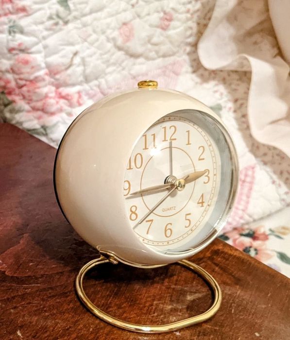 A close-up of a reviewer’s clock.