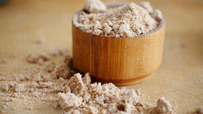 Peanut powder is truly an ingredient to marvel at. It brings the rich taste of raw peanuts and peanut butter but in a fine powder form that feels almost magical. While traditional, creamy peanut butter has long been the preferred choice for intense peanut flavor, its thick, greasy texture can pose challenges when cooking or baking. To experience peanuts in new, unexpected ways, consider adding peanut powder to your cooking repertoire.