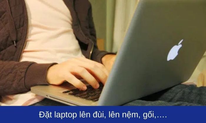 Đặt laptop lên đùi, nệm hoặc gối