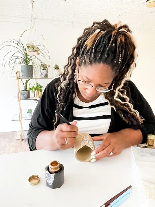 Tal crafting one of the geode containers by hand.