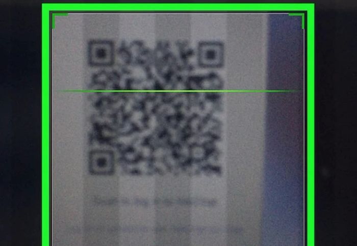 Dùng điện thoại di động để quét mã QR trên màn hình máy tính để đăng nhập.