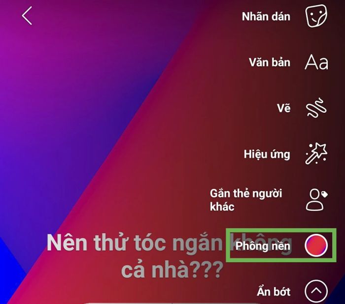 Bạn có thể đặt câu hỏi trên story Facebook bằng cách nhấn vào biểu tượng 'Nhãn dán' ở trên cùng.