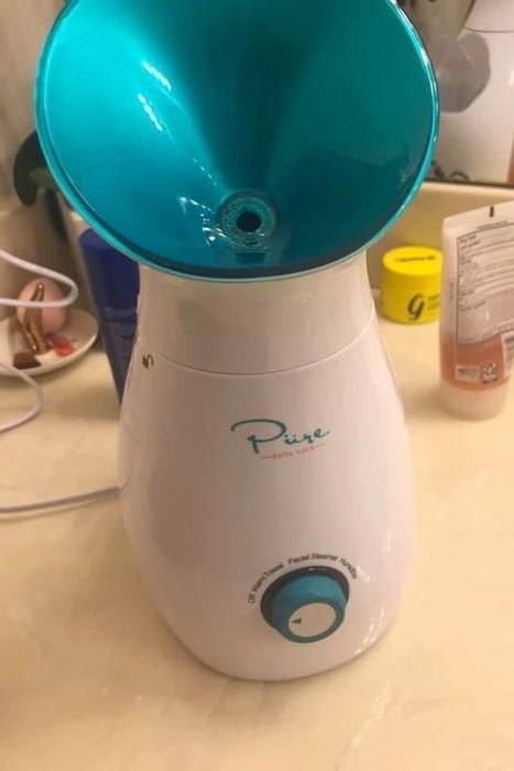 The face steamer in action.