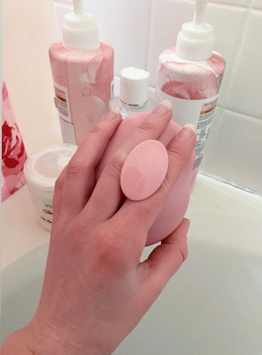 The editor demonstrates the reverse side, featuring a grip designed for your fingers.