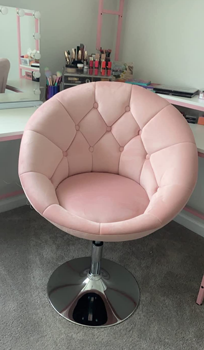 Reviewer image showing the product in pink velvet on a carpet in front of a white vanity.