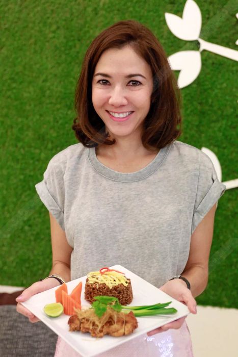 ข้าวสังข์หยดผัดน้ำพริกปลากะพงย่าง พร้อมไก่ตะไคร้ทอดกรอบ