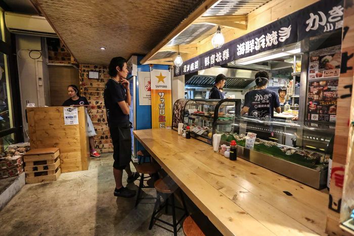 เหมือนคุณนั่งทานอาหารในตลาดสดของญี่ปุ่น! ปรุงอาหารทะเลปิ้งย่างให้คุณลิ้มลอง 5 เมนูเด็ดสุดพรีเมียมที่ 'คาคิโกย่า'
