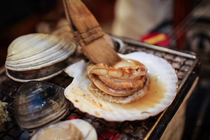 เหมือนนั่งทานอาหารในตลาดสดญี่ปุ่น! เต็มอิ่มกับปิ้งย่างซีฟู้ดสุดพรีเมียม 5 เมนูเด็ดที่ 'คาคิโกย่า'